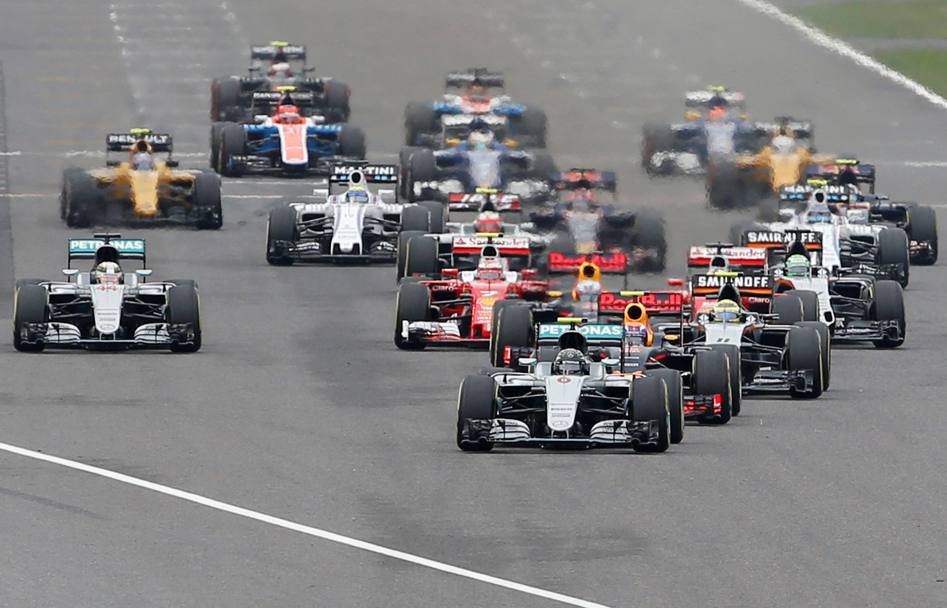 Scatta bene Rosberg, Hamilton resta intruppato. Reuters
